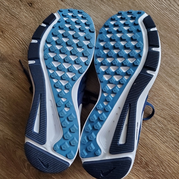 Women's Nike Shoes - Picture 6 of 9